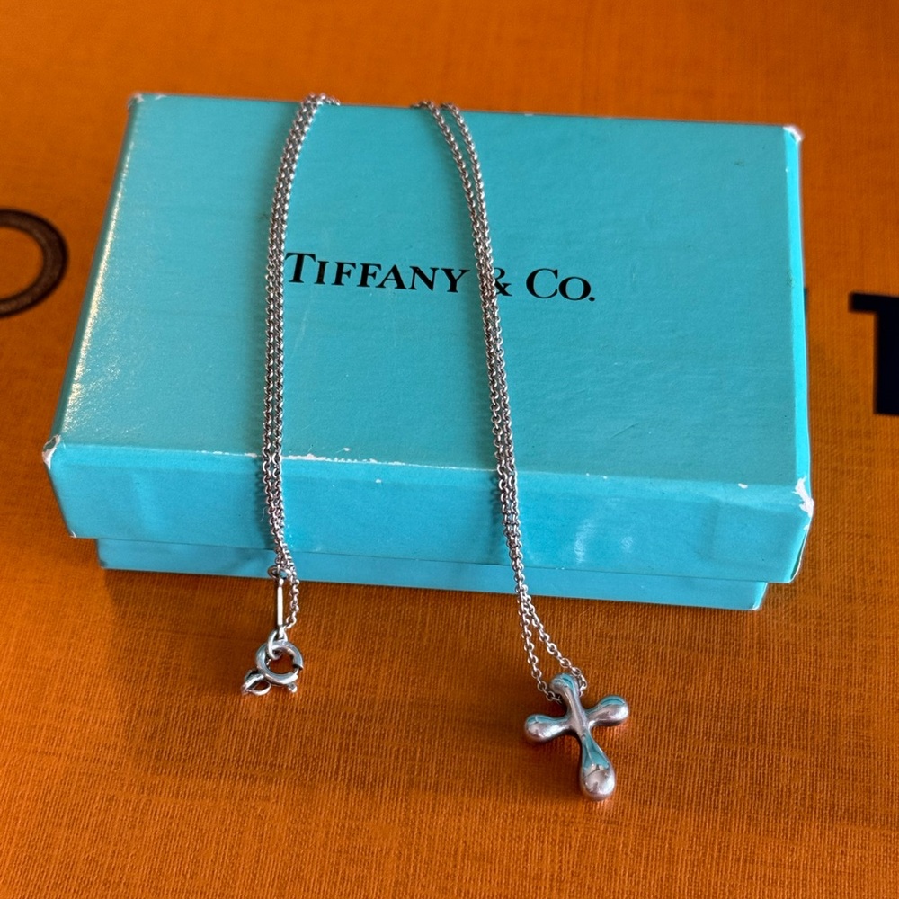 🎀Elsa Peretti Tiffany & Co. Silver Cross Necklace🎀 - Picture 2 of 7